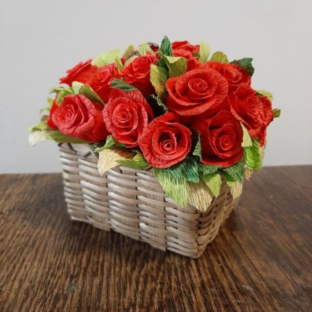 Kwiaty z bibuły w koszyku